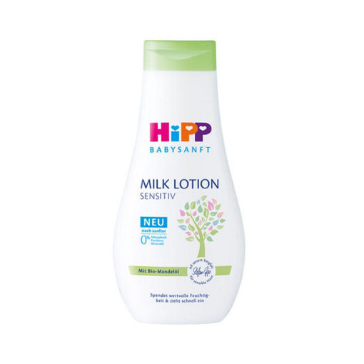 HiPP Тоалетно мляко съдържа естествено биологично бадемово олио, което подхранва и овлажнява кожата. Абсорбира се бързо и запазва кожата гладка и бебешки мека. Идеален за нежна грижа за цялото семейство.